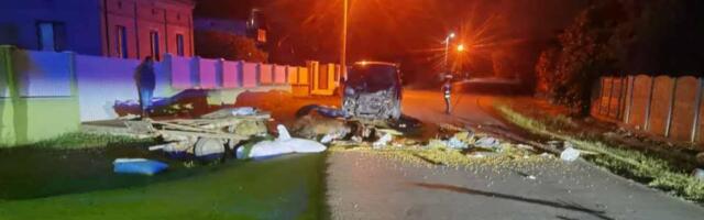 KONJ MRTAV NA MESTU, ČOVEK ZADOBIO TEŠKE PRELOME: Pijani vozač prešao u suprotnu traku i zakucao se u zaprežna kola, objavljen JEZIV SNIMAK iz Azanje (VIDEO)