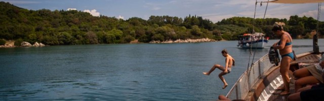 Šta će biti sa vašim novcem ako letovanje propadne: turističke agencije ove godine imaju način da obezbede putnike