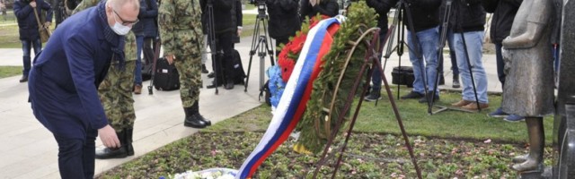 Vesić i ministarka Kisić Tepavčević položili venac na spomen-obeležje tragično nastradale Milice Rakić
