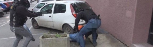 EFIKASNA AKCIJA ČAČANSKE POLICJE! Uhapšen razbojnik uz pretnju pištoljem opljačkao apoteku