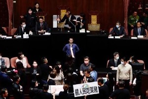 У тајванском парламенту опозиција гађала премијера свињским изнутрицама