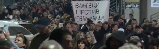 „Ti isti policajci i večeras stoje ispred nas“: Protest u Valjevu zbog nasilja nad građanima