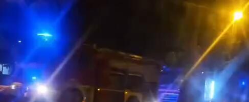 BAKA, DEKA I UNUCI UMAKLI VATRENOJ STIHIJI, NOĆNA DRAMA U GANDIJEVOJ: Planulo iz njihovog stana, a onda su svi iz ulaza u panici izleteli na ulicu (VIDEO)