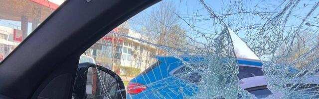 FOTO: Više taksi vozila oštećeno u Novom Sadu