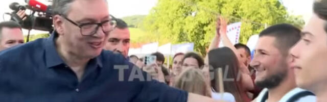 Srbi sa KiM predsedniku Vučiću u Oplanićima uručili ikonu Svetog Lazara