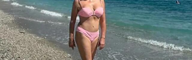 (FOTO) SUZANA MANČIĆ GRMI U KUPAĆEM U 69. GODINI: Njena figura, peščani sat