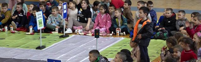 Pažljivko u Priboju sa mališanima o bezbednosti u saobraćaju