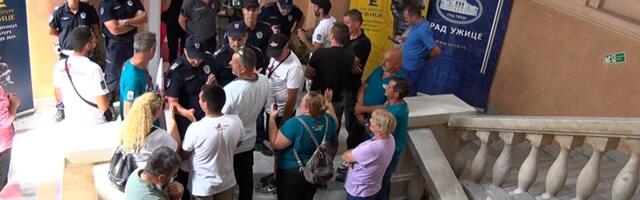 Kako je protekla poseta ministarke Pavkov Užicu: Ugovor o postrojenju za preradu otpadnih voda potpisan uz pištaljke i policiju (VIDEO)