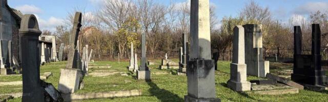 OTKRIVENA ISTINA ZABORAVLJENE ZAJEDNICE: Obnovljeno jevrejsko groblje u Sremskoj Mitrovici – važan trag istorije koji je još juče propadao! (FOTO)