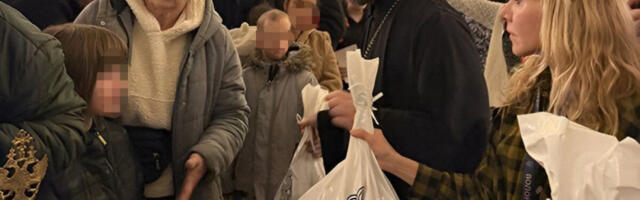 “AKO NE BUDEMO KAO DECA - NEĆEMO VIDETI CARSTVA BOŽJEG”: Vladika Petar deci podelio božićne paketiće koje nikad neće zaboraviti