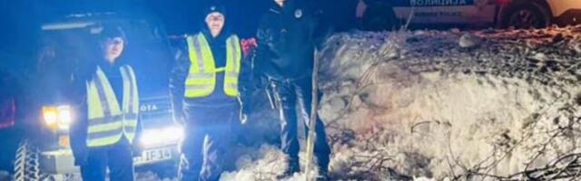 Drama na Pešterskoj visoravni: Evakuisan mladi bračni par koji je sleteo u snežne nanose