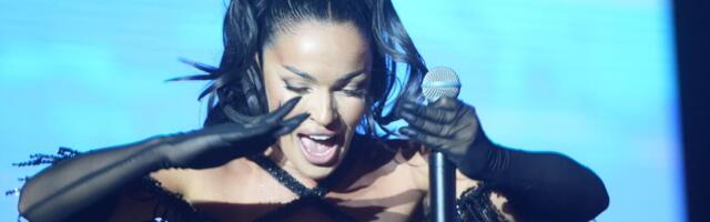 (VIDEO) TEODORU DŽEHVEROVIĆ POGODILI ČAŠOM NA NASTUPU! Pevačica se oglasila nakon incidenta