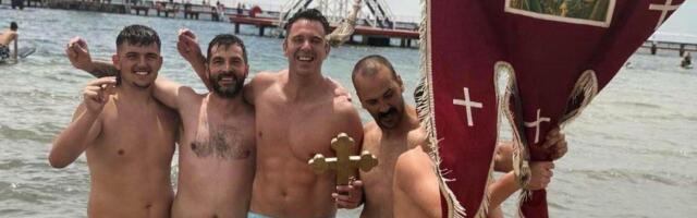 DRŽI TRI PRSTA I VELIKI KRST! Voditelj RTS zaplivao za Časni krst u Australili, skočio u okean i sve dao od sebe (FOTO)