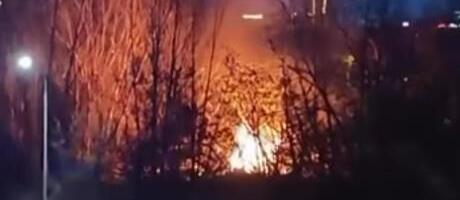 BUKTI POŽAR NA NOVOM BEOGRADU! Gusti, crni dim se širi naseljem: Vatrogasci na terenu! (VIDEO)