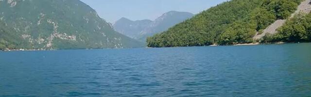 Ovo jezero u Srbiji čuva šok tajnu: Ljudi uživaju na vodi, ali jedna fotografija je otkrila sve! (FOTO)