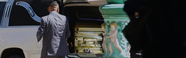 EL MENČO ISPRAĆEN U ZLATNOM KOVČEGU UZ MUZIČARE: Luksuzna sahrana ozloglašenog narkobosa, na pogrebu veliki broj pripadnika vojske! (FOTO)