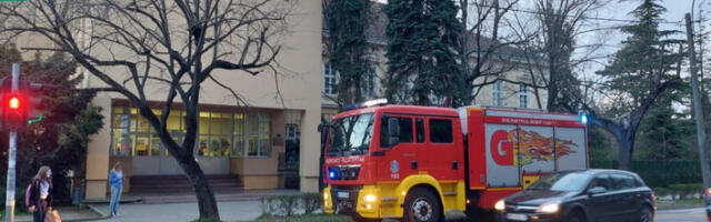 Петроварадин: укључен противпожарни аларм у школи