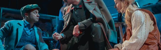 Da bismo preživeli, moramo se smejati: Premijera komada "Uloga moje porodice u svetskoj revoluciji"