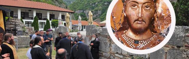 670 GODINA POSLE SMRTI CAR DUŠAN PONOVO U MOLITVI SVOG NARODA: Iguman Mihailo služio pomen na mestu gde je počivao ovaj veliki srpski vladar (VIDEO)