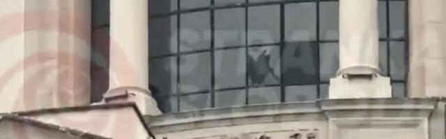 Marinika Tepić objavila: "Lica sa fantomkama iza razbijenih prozora Narodne skupštine 15. marta" (VIDEO)