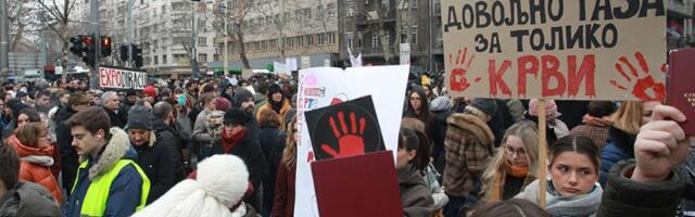 Građani održali 16 minuta tišine, naprednjaci odvrnuli muziku (VIDEO)