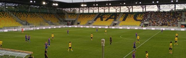 Ukrajinska provokacija – zastave oko ramena i hladan pozdrav (VIDEO)