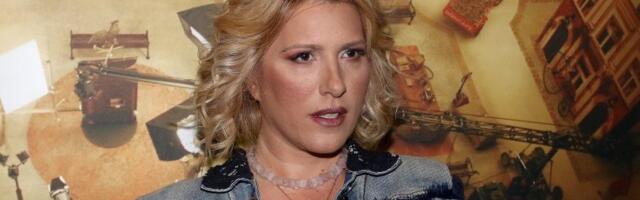 Uhvaćeni na delu: Jelena Golubović i njen suprug razmenjivali nežnosti u hotelu (FOTO)