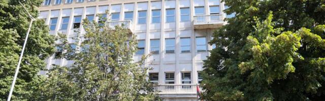 POŽAR U SPECIJALNOM SUDU U BEOGRADU: Vatrogasci momentalno izašli na teren, dim izbija iz zgrade