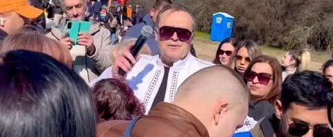 BOBAN ZDRAVKOVIĆ PEVAO NASRED LIVADE, CELO SELO DOŠLO DA GA VIDI! Opkolili ga meštani u Bugarskoj, oko njega poljski WC i ozvučenje na prikolici (VIDEO/FOTO)