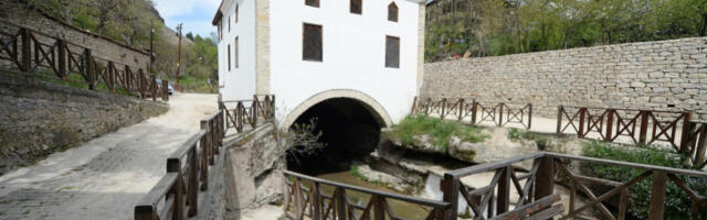 DŽAMIJA KOJA LEBDI IZNAD POTOKA: Neobični dragulj arhitekture šapuće priče iz prošlosti i intrigira