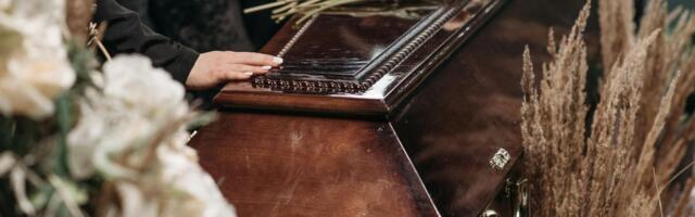 Dve žene se POTUKLE kraj kovčega, ljudi gledaju i krste se! Bizarni snimak pokrenuo RASPRAVU