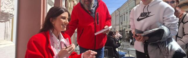 Poznatoj spisateljici Kseniji Ćaćić Gradska biblioteka u Novom Sadu naprasno otkazala gostovanje: Ona podelila knjige ispred nje