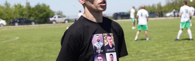 NEMANJA PREŽIVEO METKE MONSTRUMA, DANAS PRVI PUT POSLE 3 GODINE ŠUTNUO LOPTU: Otvorio memorijalnu utakmicu u Malom Orašju u čast nastradalih prijatelja (video)