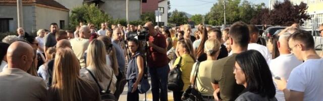 OVO SE NE SME ZATAŠKATI I ZABORAVITI! Učenik pretrpeo neviđeno nasilje, OGROMAN BROJ MEŠTANA NA PROTESTU ISPRED ŠKOLE (FOTO)