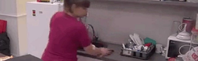 (VIDEO) CRNA MIKSI: Dok Kulićev glumi domaćicu, izgore joj krpa na šporetu!