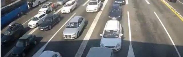 NA BATROVCIMA KILOMETARSKE KOLONE, vozači trube u znak protesta ČEKA SE 3 SATA /FOTO/