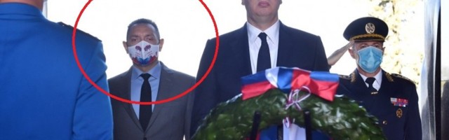 Svi su gledali u Vulinovu masku, dok je stajao pored Vučića! Obratite pažnju šta je na njoj pisalo (FOTO)