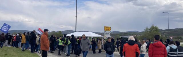Blokada kružnog toka kod krsta i dalje traje (VIDEO)