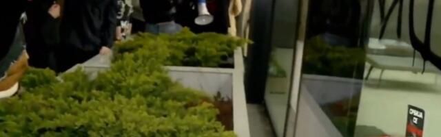 TERORISTI DINKA GRUHONjIĆA FIZIČKI BLOKIRALI RTV: Betonskim žardinjerama sprečavaju ulaz i izlaz iz zgrade