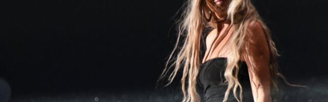 SENIDA NAPRAVILA LOM NA UŠĆU! Pevačica gori u crnom trikou, A KADA JE NA SCENU KROČIO ON publika pala u potpuni trans! (VIDEO)