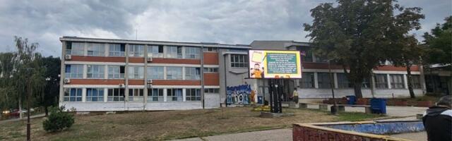 Roditelji đaka OŠ "Pavle Savić“: U kabinetu za tehniku i tehnologiju danima curi kanalizaciona cev