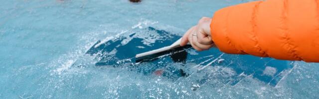 Kako brzo odlediti stakla automobila: 5 trikova koji zaista deluju