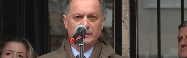 „Pravda je slepa, ali pravosuđe nije“: Ispred Ustavnog suda protest povodom političkih pritisaka na pravosuđe