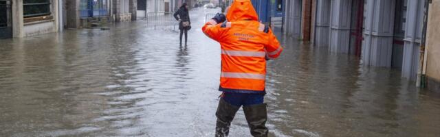 Upaljen narandžasti meteoalarm: Nevreme izazvalo poplave i klizišta - naređena hitna evakuacija (FOTO/VIDEO)