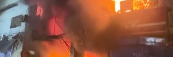 OGROMAN POŽAR U TRGOVAČKOM CENTRU, IMA MRTVIH! Vatra kulja iz zgrade, prodavnice u plamenu, šire se zastrašujući snimci HORORA u Karačiju (VIDEO)