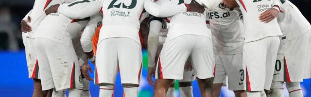 Šta će on tu? Igrači Čelsija formirali krug, a među njima… (VIDEO)