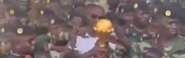 Nema kraja ludilu: Selektor Senegala premestio trofej Kupa afričkih nacija u vojnu bazu! /VIDEO/