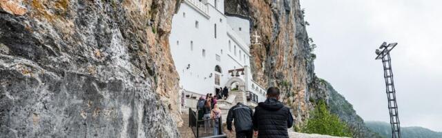 U manastir Ostrog NE POMIŠLJAJTE DA POĐETE OVAKO OBUČENI: Ako ste žensko, obavezno ponesite JEDNU STVAR