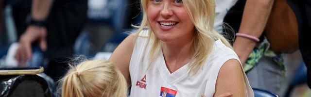 LETOVALI ZA 120€, A ONA SAD NA SEBI NOSI 80.000€! Pogledajte kako je Natalija Jokić izgledala u papreno skupom stajlingu! Sat i torba vrede bogatstvo