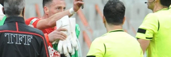 Nije seoski fudbal! Isključen protiv Bešiktaša zbog moblilnog i bio je sasvim u pravu! (video)